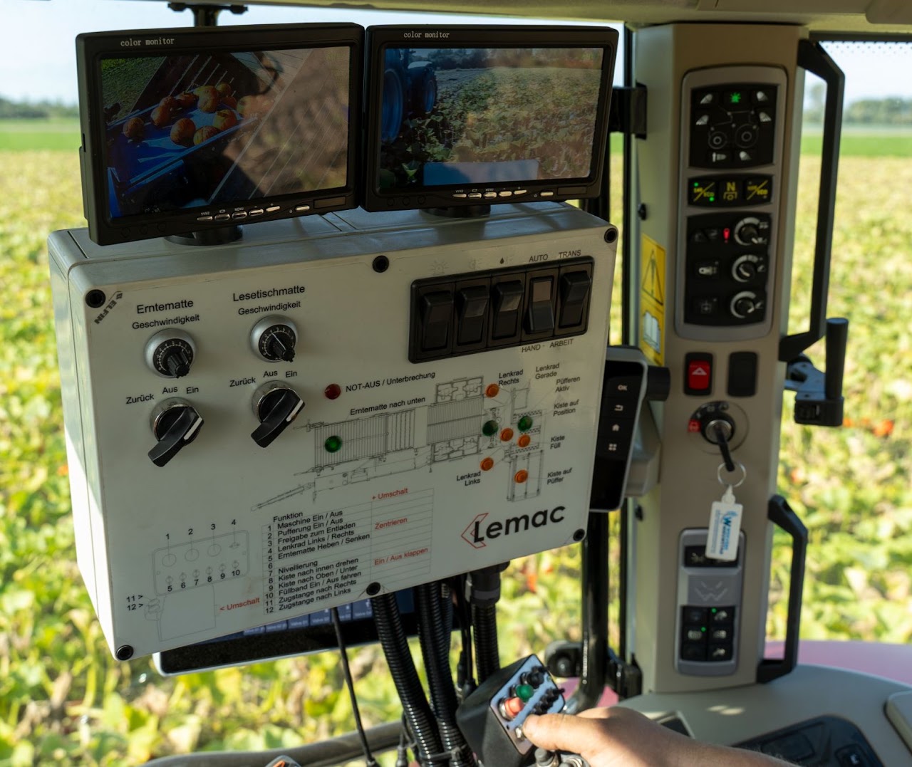 Bedieningskast met joystick en beeldschermen